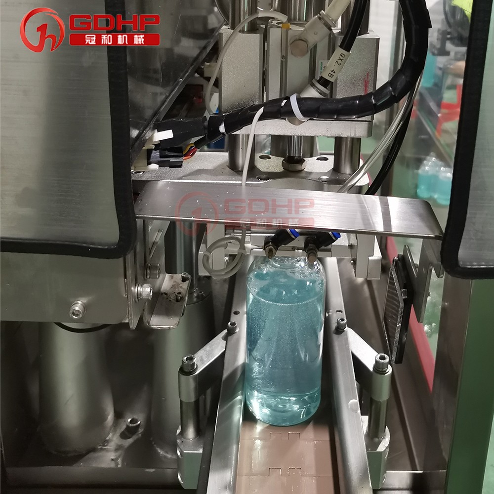 四头跟随式灌装机-9.jpg